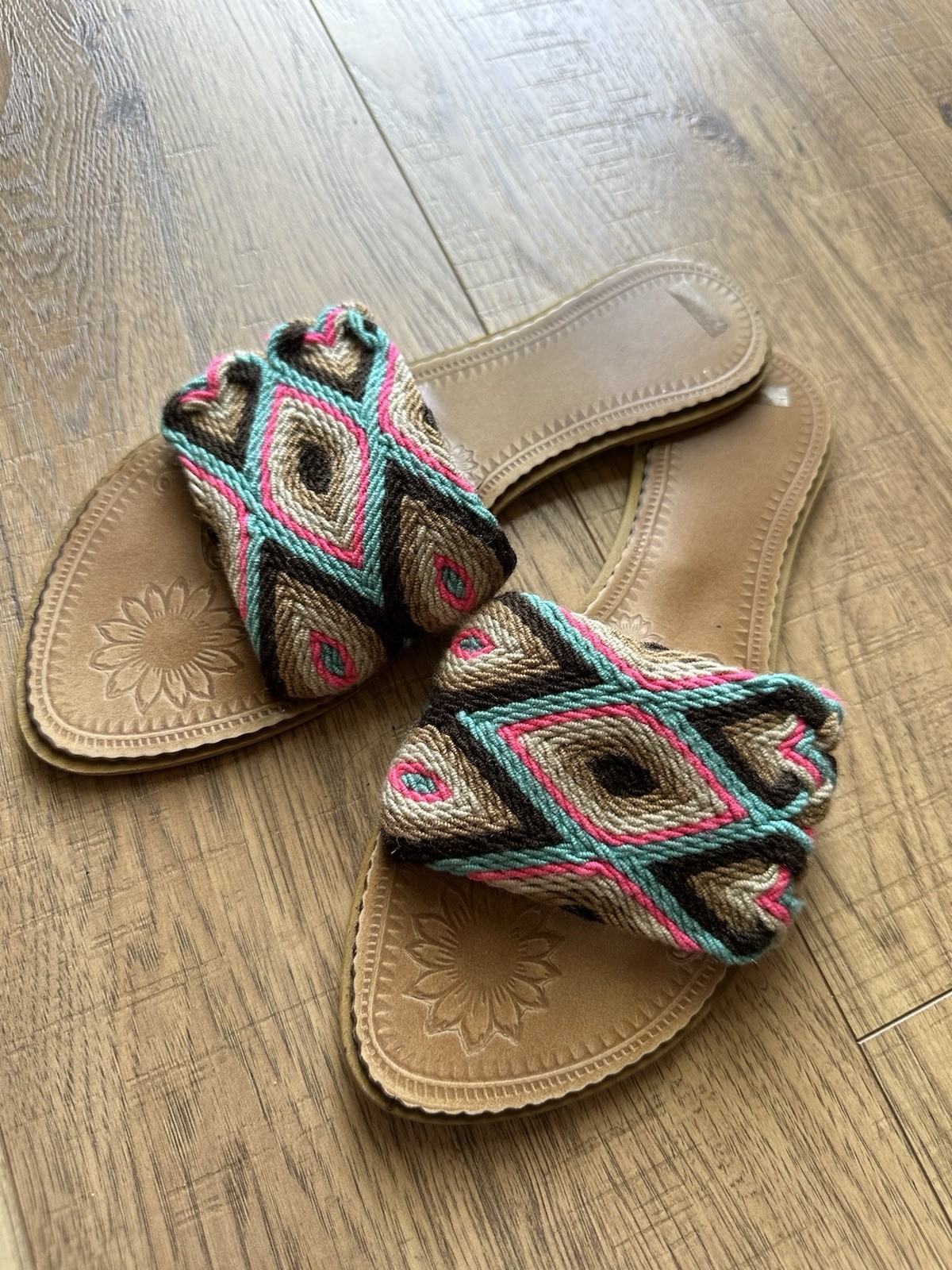 Katico Ladies Size 8 Woven Colorful Sandals Casual Summer Travel Flats Hippie