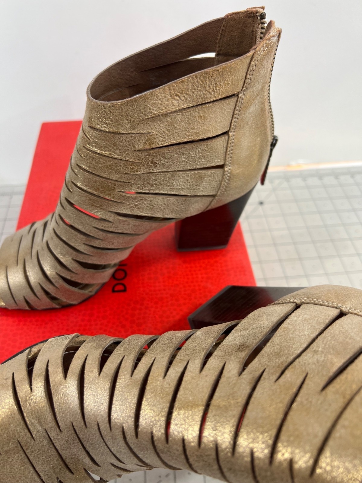 Donald J Pliner Greece-T8 Light Bronze Cutout Peep-Toe Sandals Women’s Sz 7