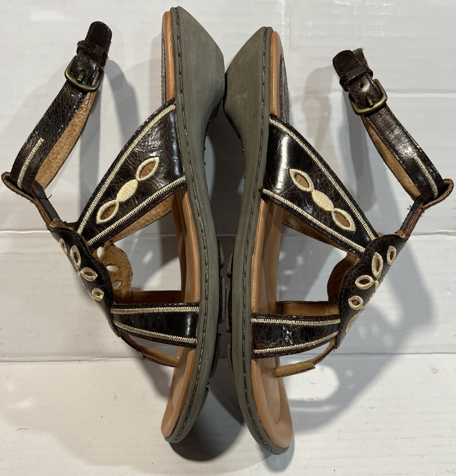Ariat Mojave Thong Sandal Distressed Leather Cutout Embroidered Flower Brown 8.5