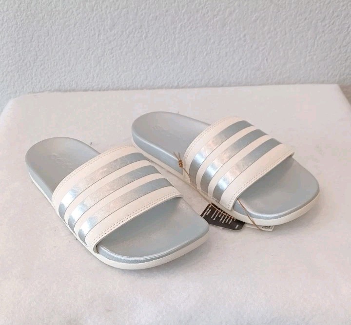 New Women’s Adidas Adilette Comfort Slides/Sandals (GW8746) White/Silver~Size 7