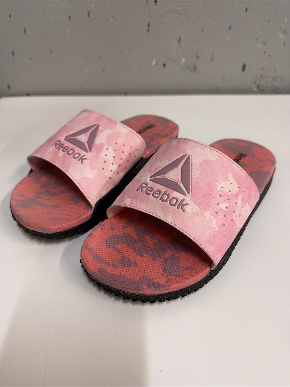 Reebok Juniors size 3 Slide Sandals Pink Camo
