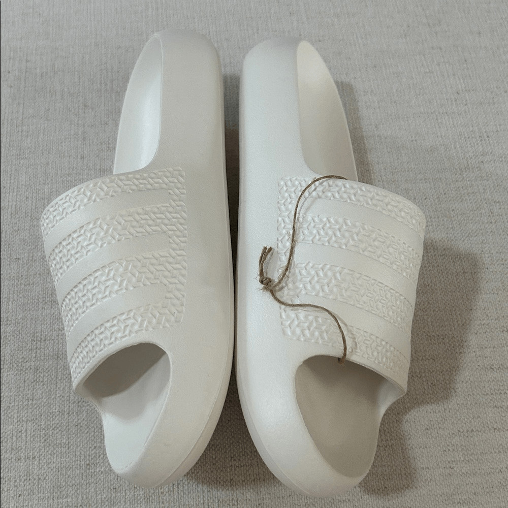 Adidas Off-White Adilette Ayoon Slides, Women’s size 10, NWT No box floor sample