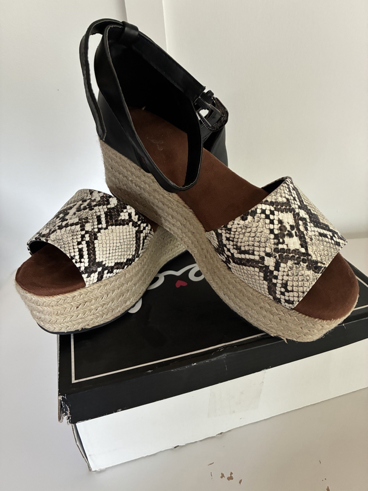 Qupid Women’s Snake Print Espadrille Wedge Sandals Ankle Strap Buckle US 9