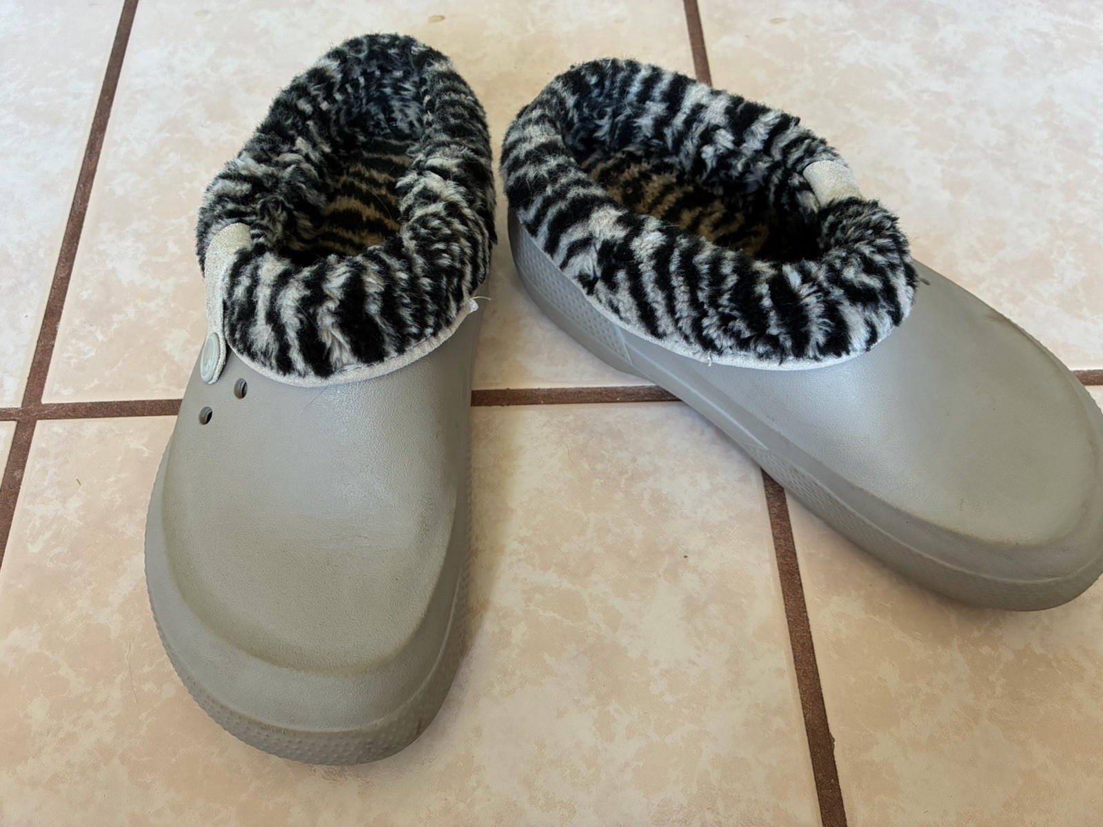 Crocs Light Grey With Striped Removable Lining Men 6/women 8