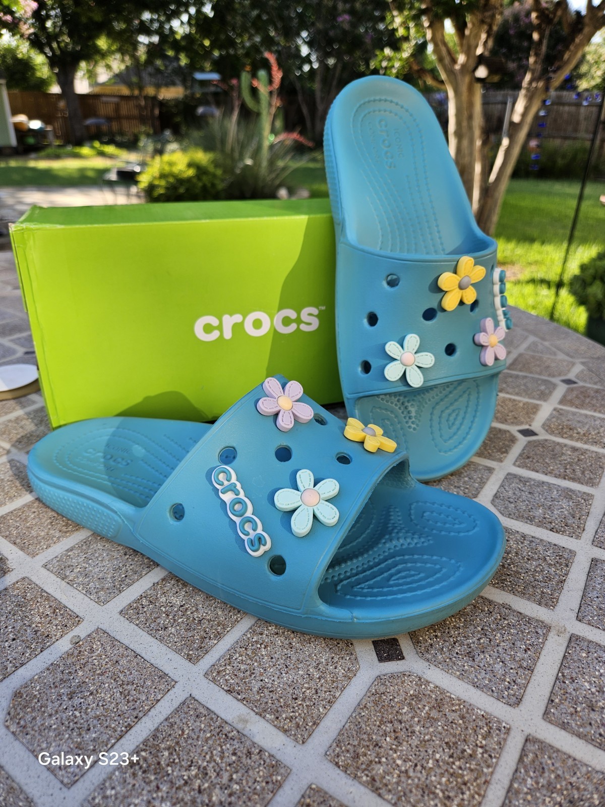 Crocs Classic Slide in Turquoise Tonic Mens 7/Womens 9 Plus Flower Charms