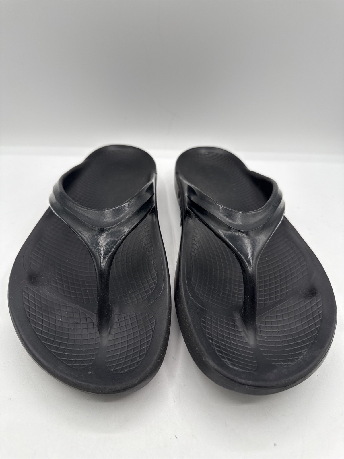Oofos Ooriginal Flip Flop Thong Recovery Sandal size 8 women’s black