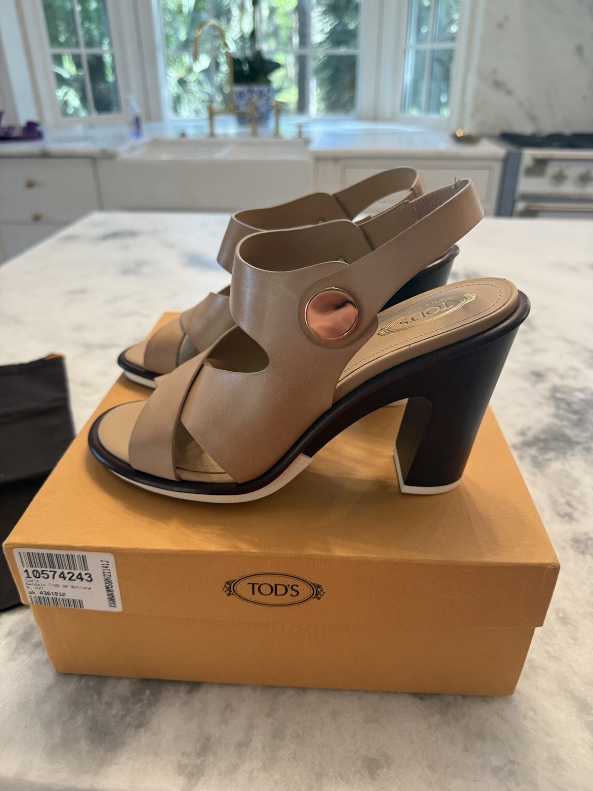 Womens NEW TODS Tan Leather Ankle Strap Block Heels Sandals Size 39 NIB Gorgeous