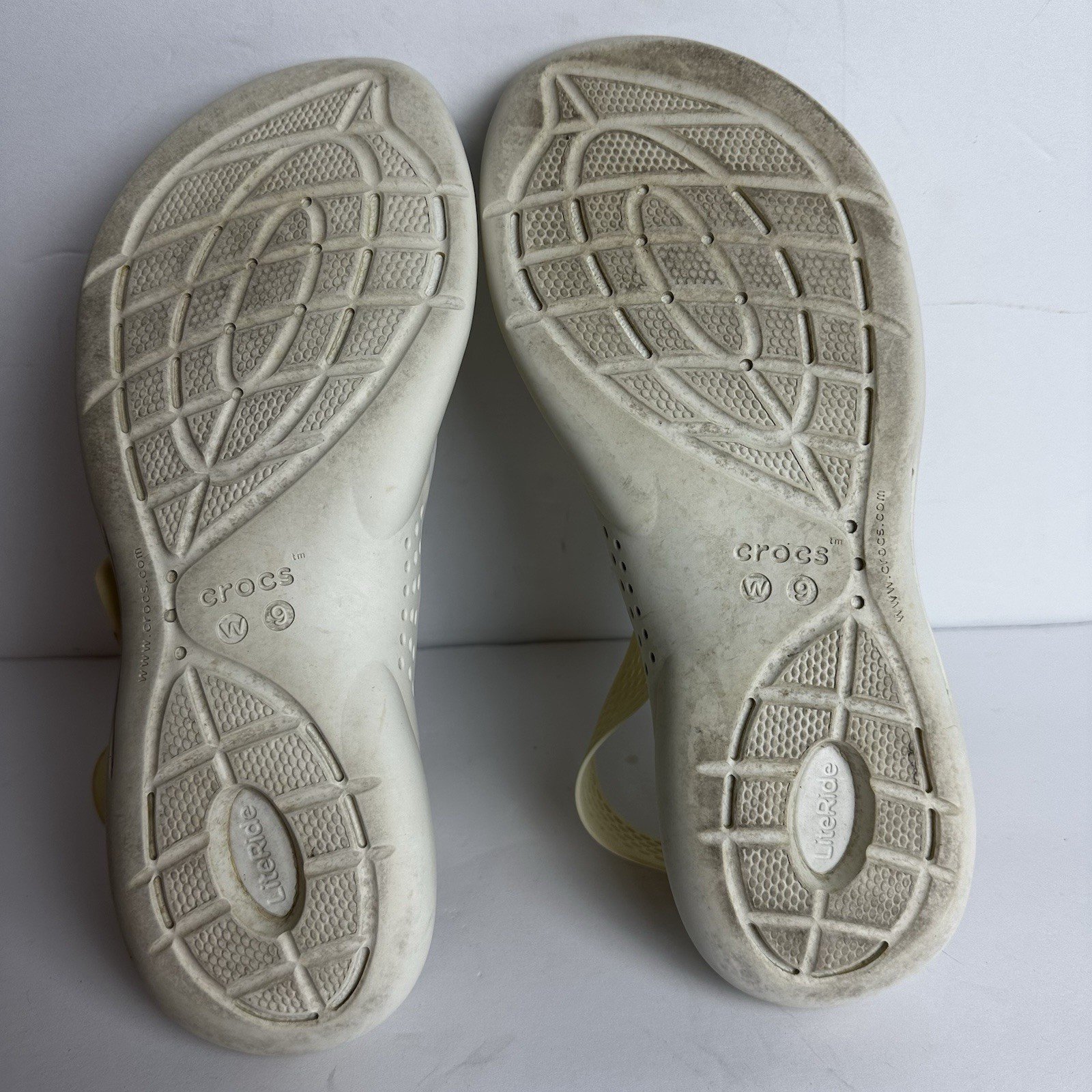 Crocs Lite ride Sandals Women’s Size 9 Shoes White Yellow Waterproof Summer