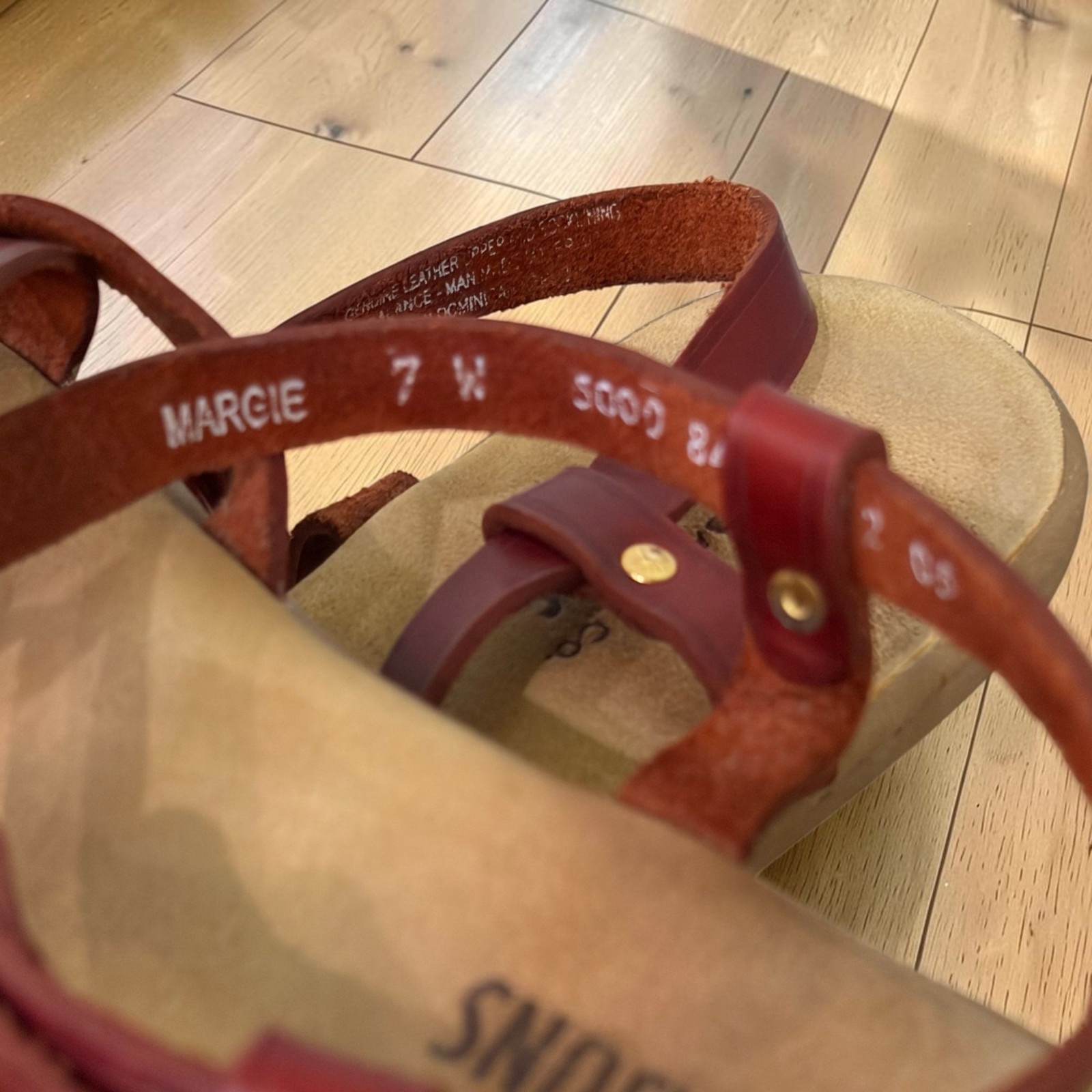Bass Margie Leather Strappy Sandals Women’s 7 W Burgundy Comfort Flat Shoes