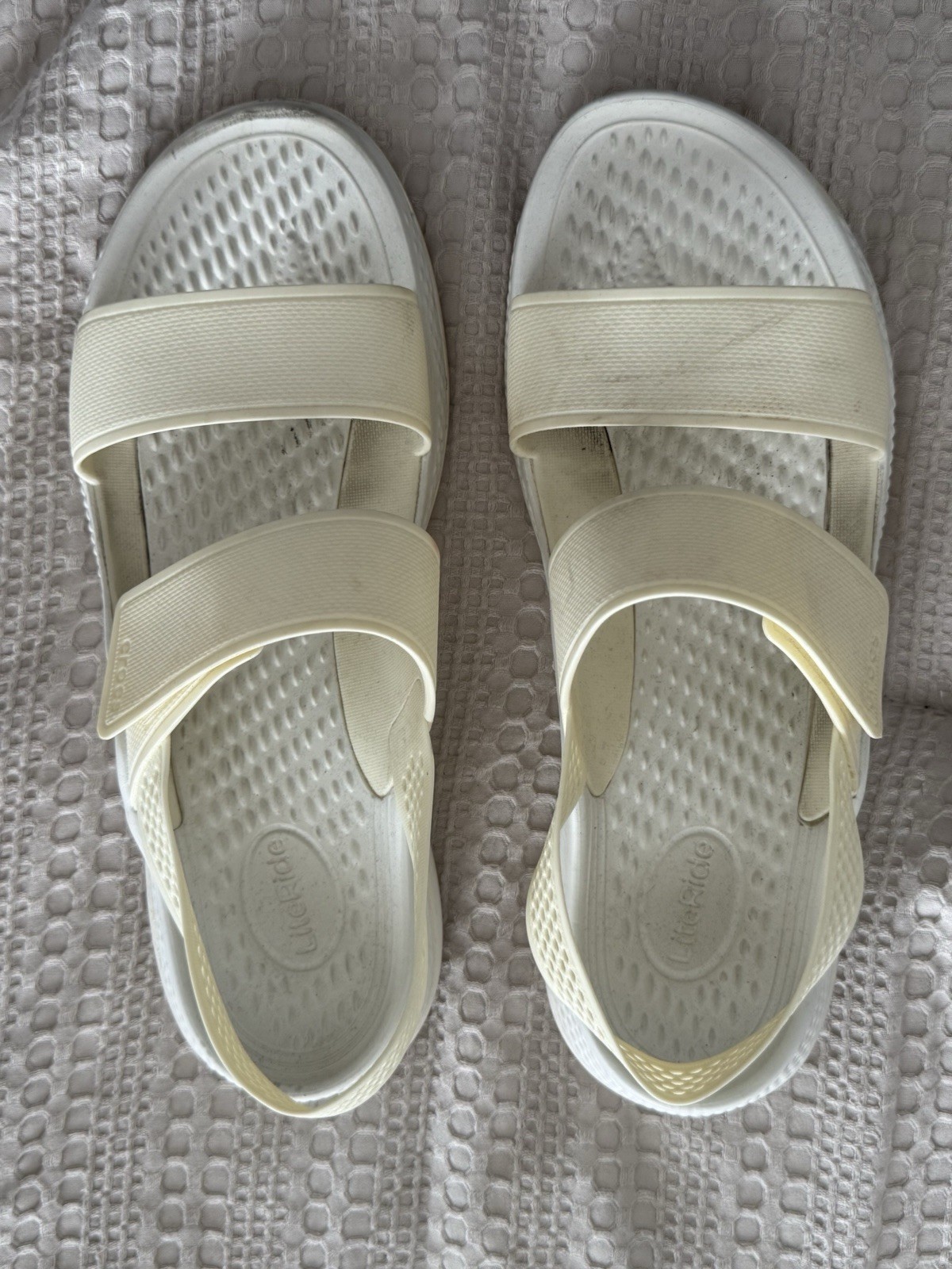 CROCS WOMEN’S LITERIDE 360 COMFORT SANDAL VARIGATED WHITE TO YELLOW SIZE 10
