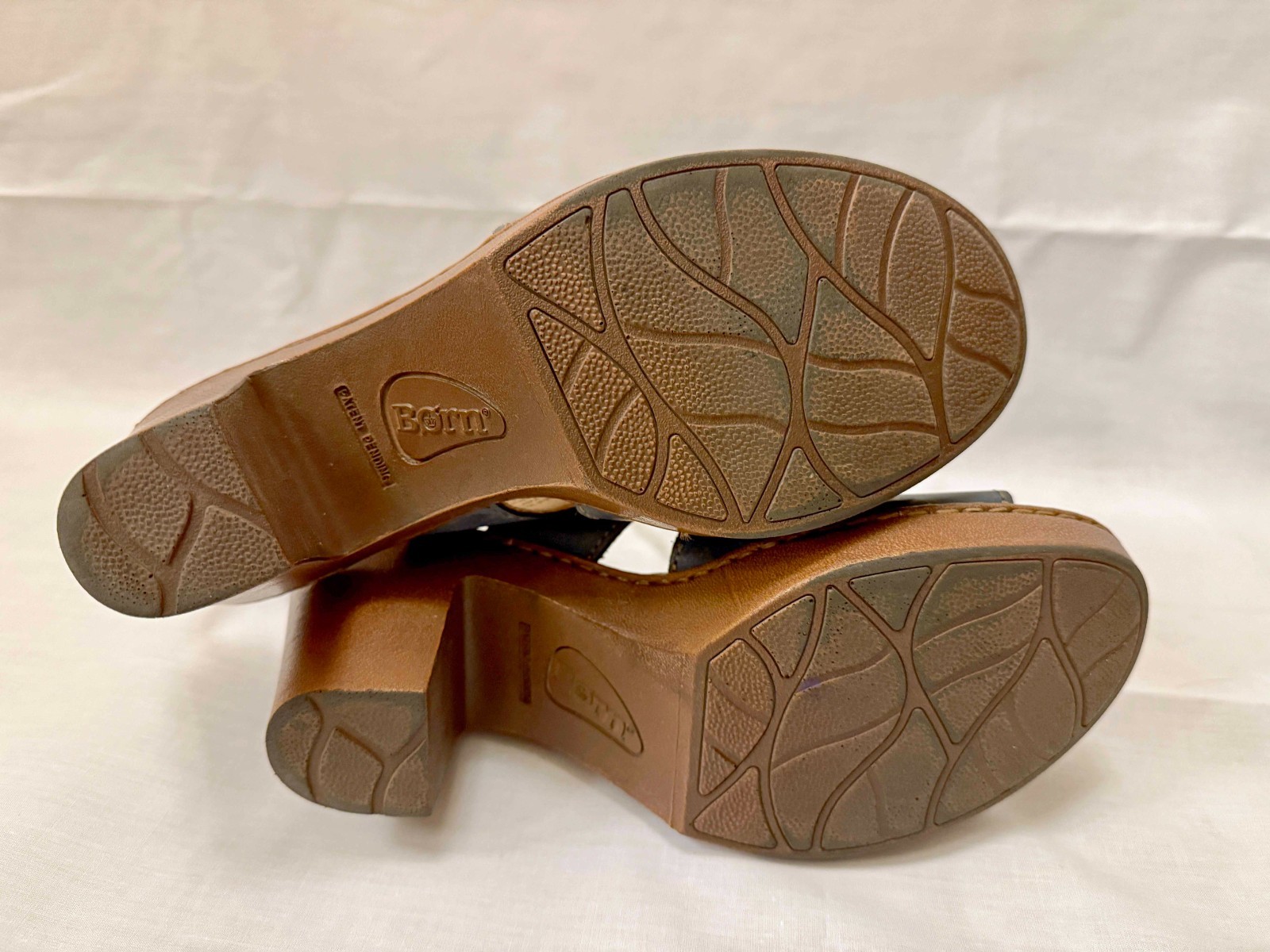Born Blue Leather Sandals Size 9M 3.25″ Heels Comfort Shoes – hook and eye close
