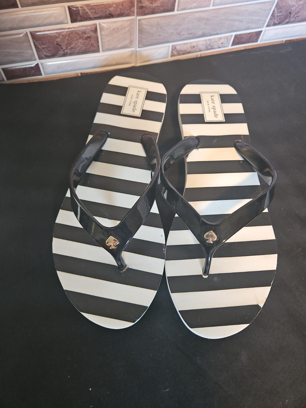 Kate Spade 10M Black White Stripe Milli Flip Flops Thongs Sandal Shoe 1.25 Wedge