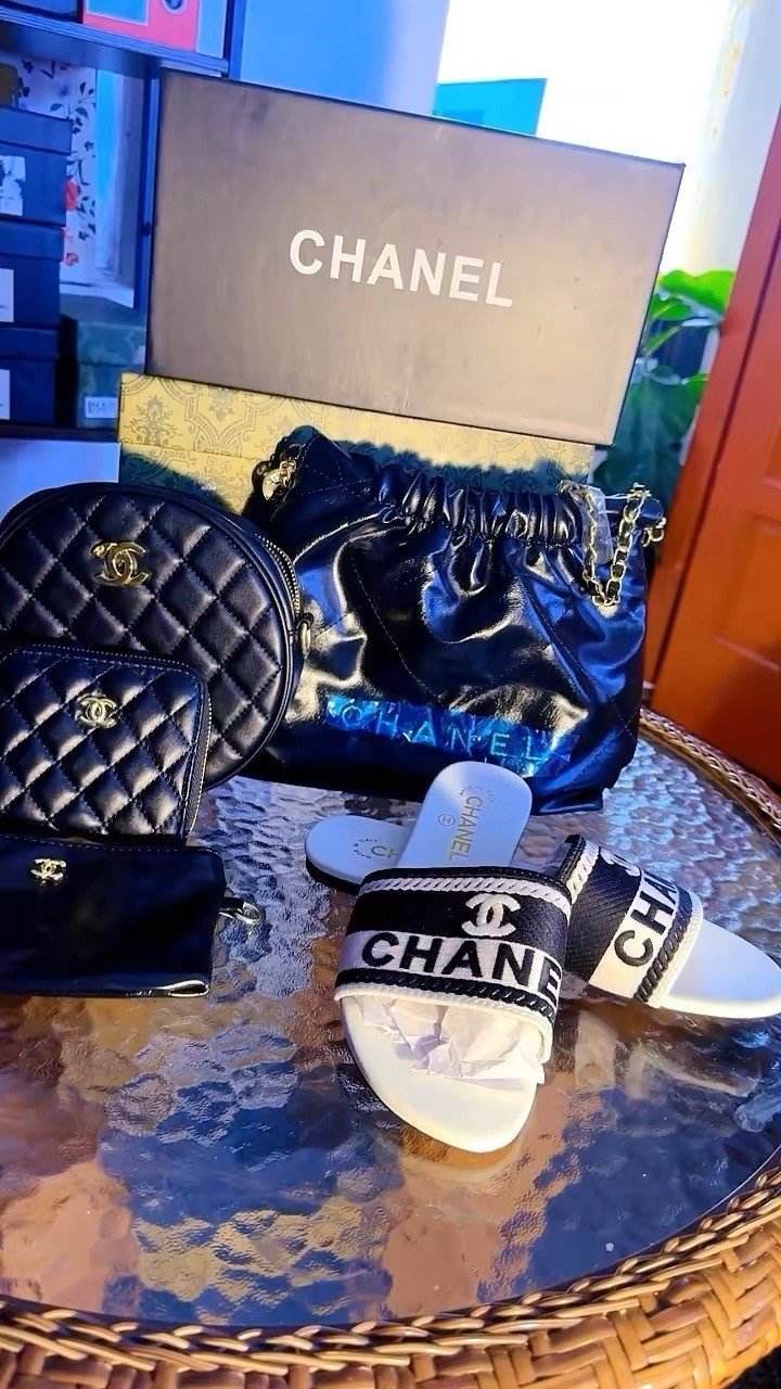 CHANEL Logo Leather Slide Sandals Black/White Women’s US 8 EU 38 New Box