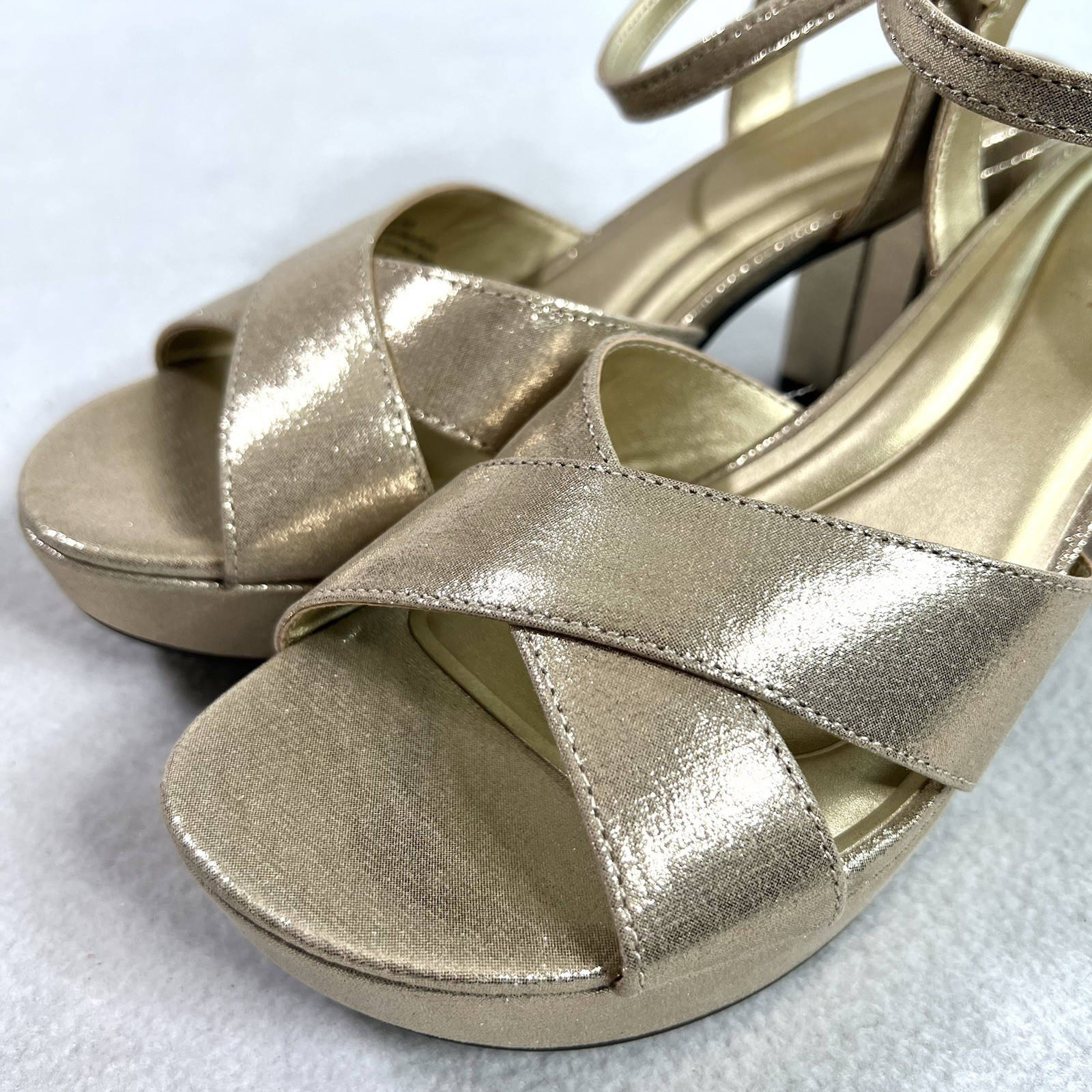 Women’s Kenneth Cole Reaction Reeva Criss-Cross Platform Sandals Gold Size 8 NIB
