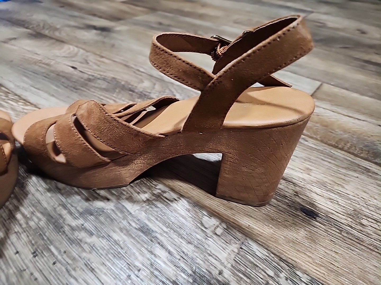 American Eagle Block Heel Sandal 8 Strappy Strap Tan Light Brown Spring Summer