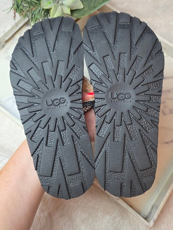 Ugg Women’s Size 7 Tasmina Black Shearling Lined Flip Flop Sandals