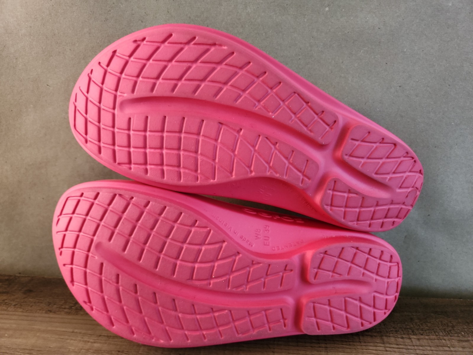 OOFOS OOriginal Thong Womens Size 8 Hot Pink Thong Flip Flop Sport Sandals