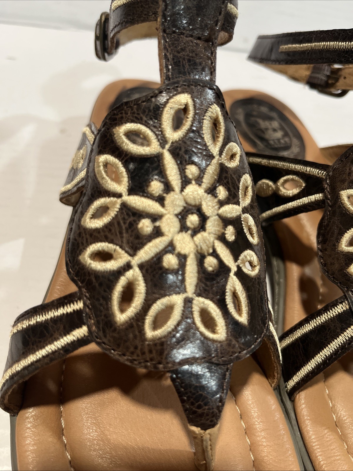 Ariat Mojave Thong Sandal Distressed Leather Cutout Embroidered Flower Brown 8.5