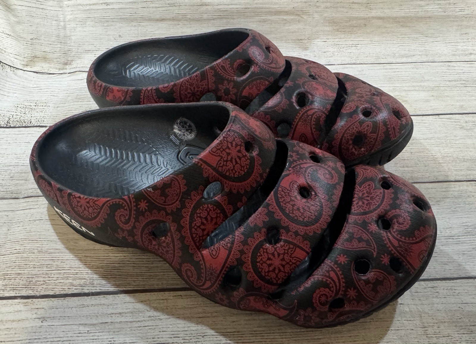 Keen Yogui Arts Rubber Slip On Clogs Slides Shoes Red Black Paisley Sz M 9 W 11