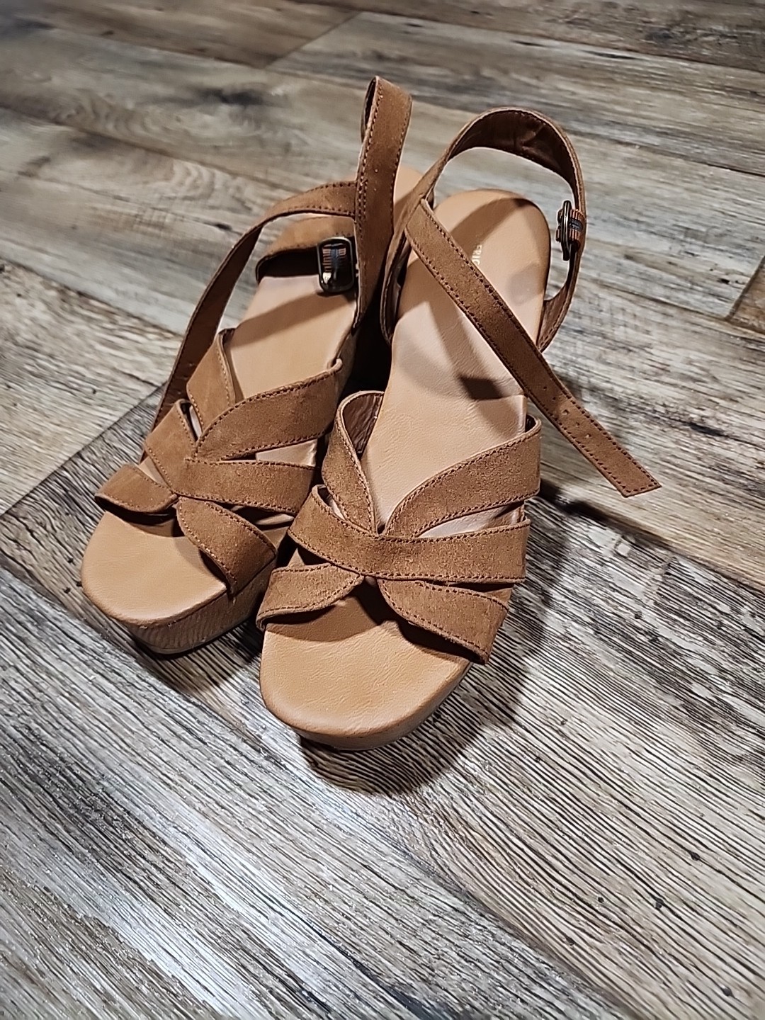 American Eagle Block Heel Sandal 8 Strappy Strap Tan Light Brown Spring Summer