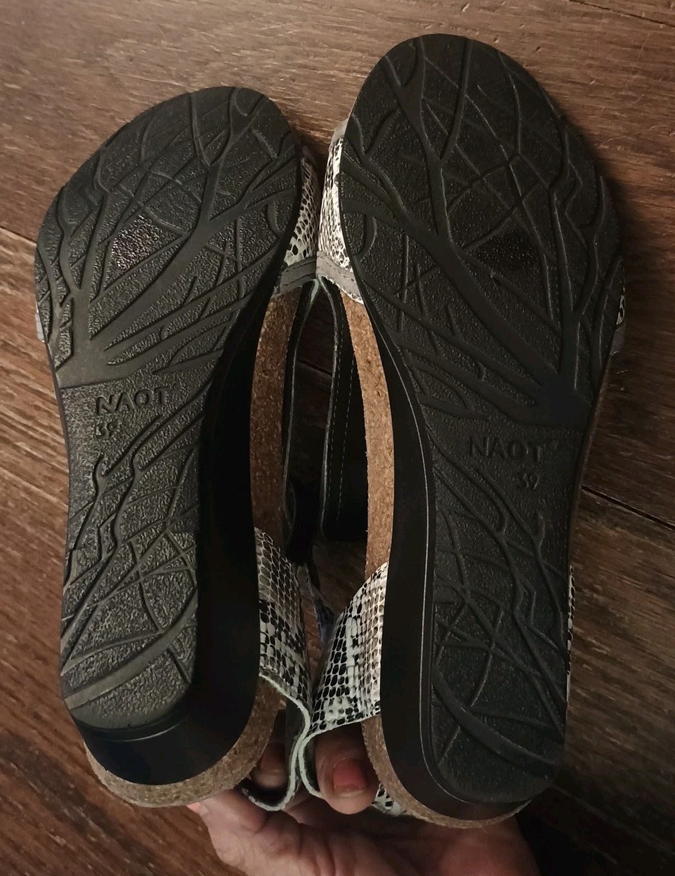 Naot Fiona 1.25″ Wedge Sandals EUC Size 8.5 Gray Black Cobra Snake Leather EU 39