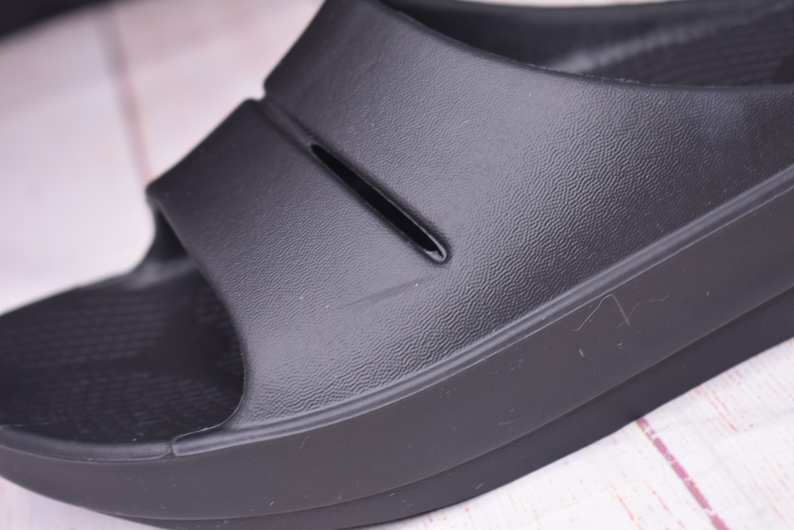 Oofos Black Rubber Sandals Slides Men 6 Women’s 8