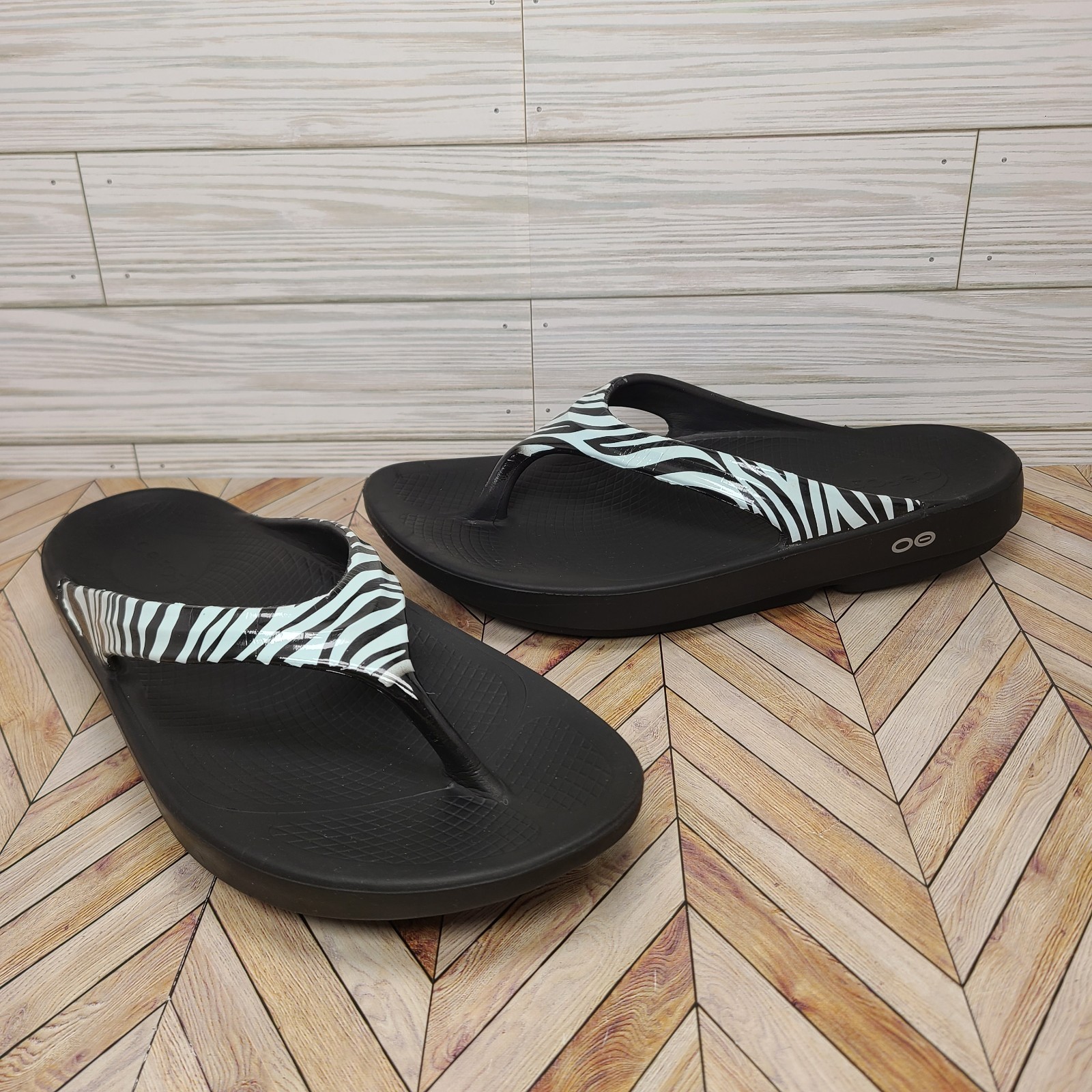 OOFOS OOahh Original Womens Size 9 Sandals Zebra Stripes Recovery Slide
