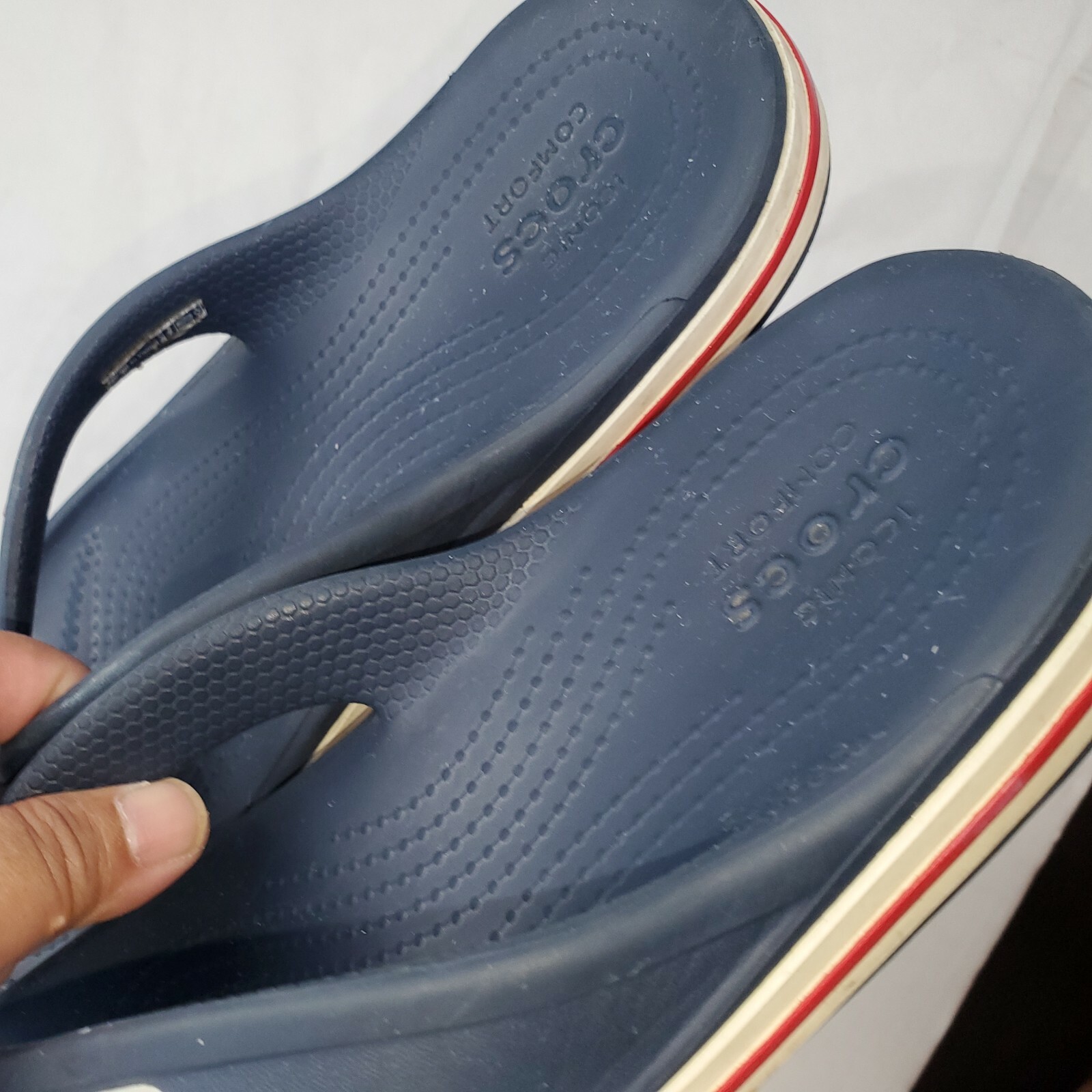 Crocs Classic Flip Flops Navy Blue with White Red Edge US Men’s 4 Women’s 6 Vtg