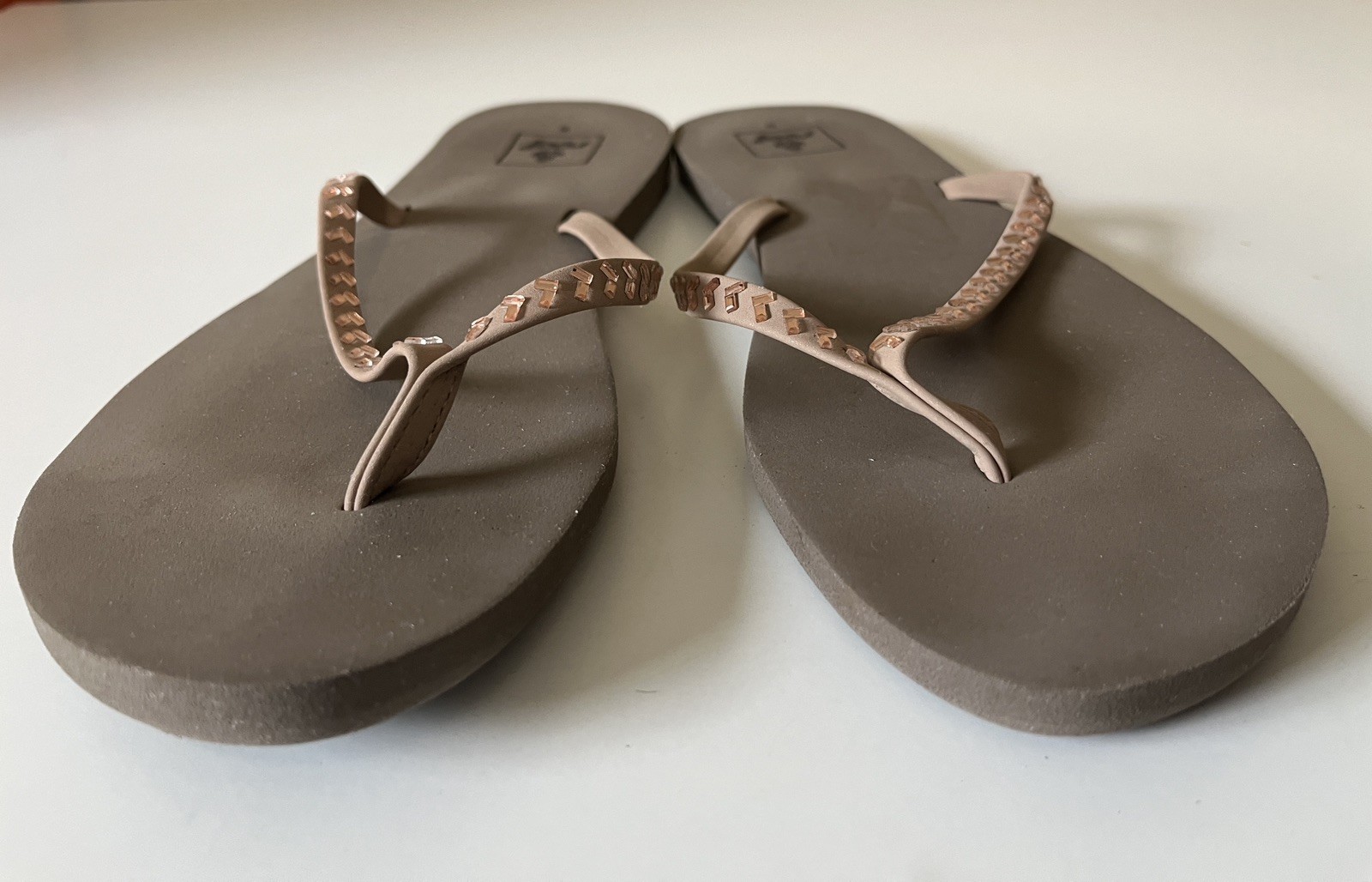 Reef Women’s Sz 10 Beige/Bronze Embellished Rhinestones Flip Flops Summer Soft