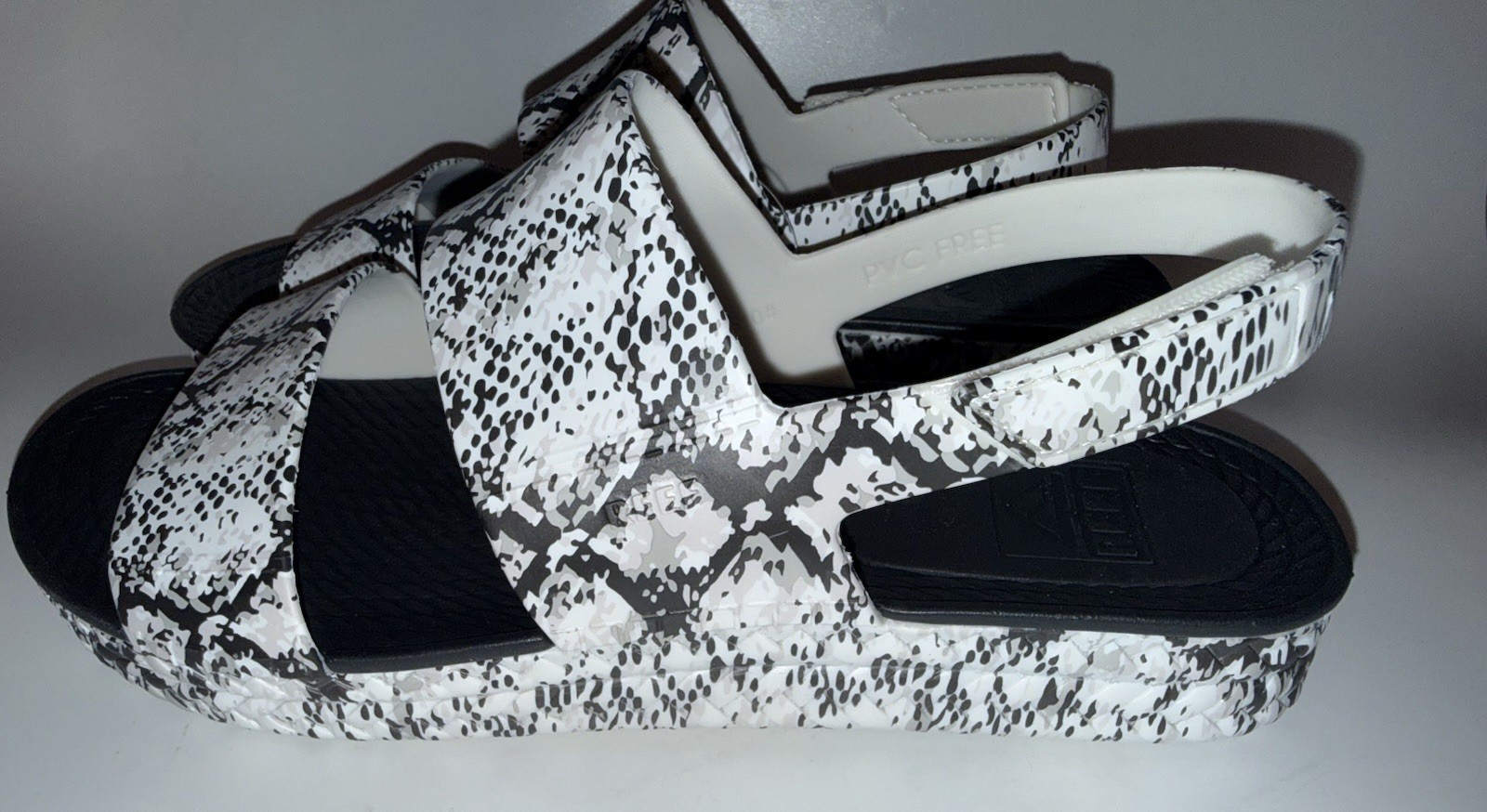 Reef Women’s US 10 Black/White Snake Print Strappy Sandals Hook & Loop CJ8113