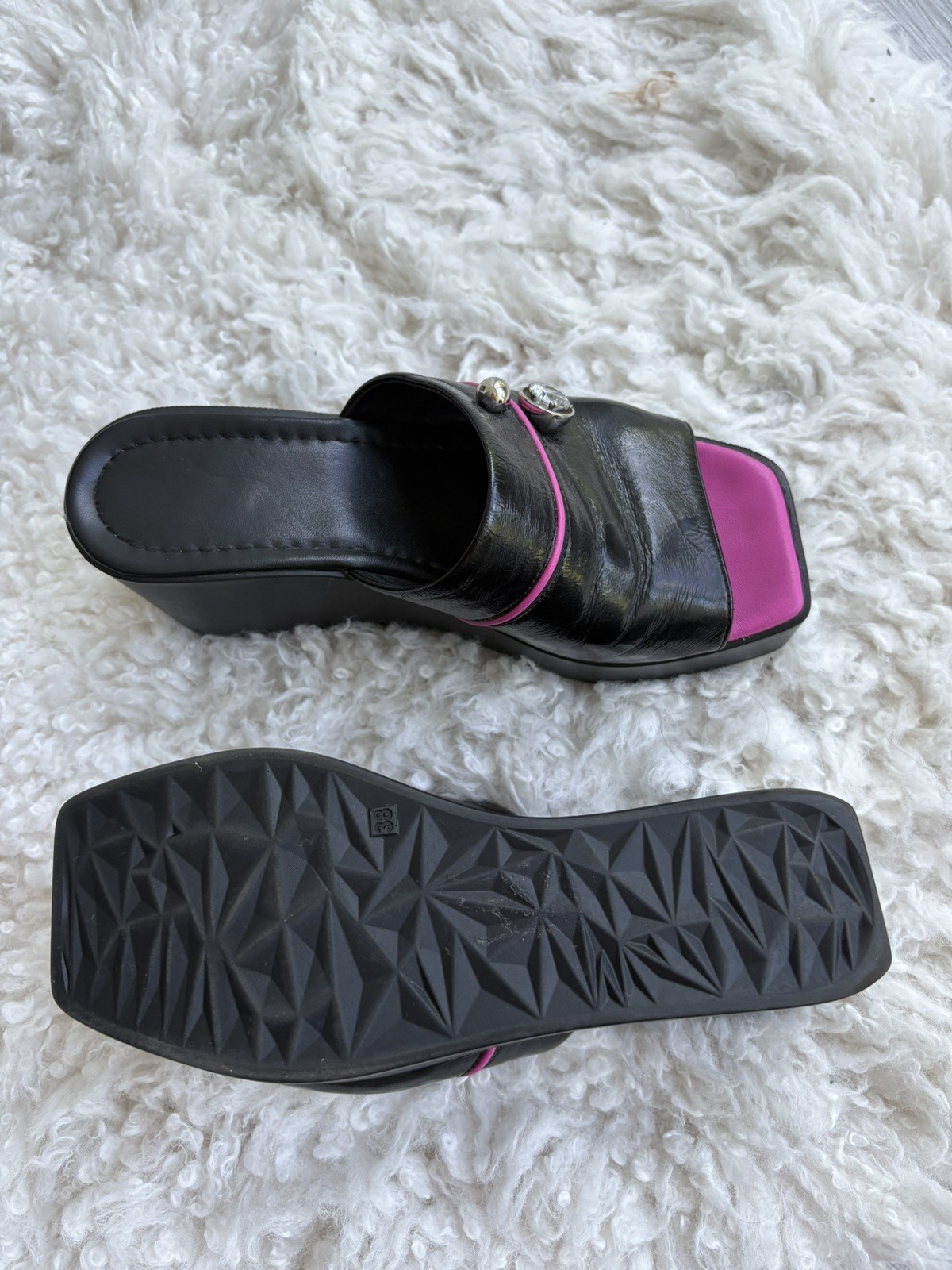 Beautiful Designer Pure Leather Sandals European Made Size 8 black