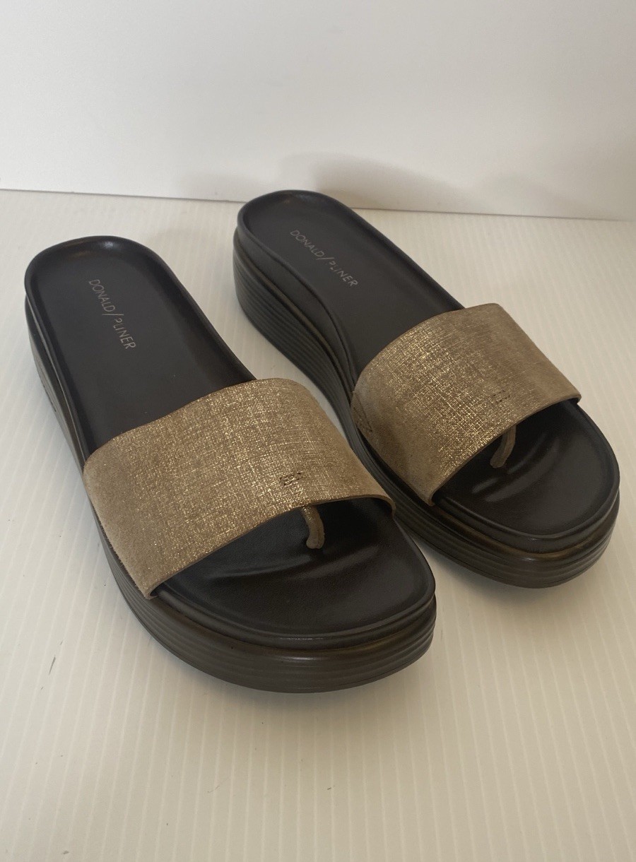 DONALD PLINER Fiji Light Bronze Distressed Metallic Thong Wedge Sandals 10M NWOB