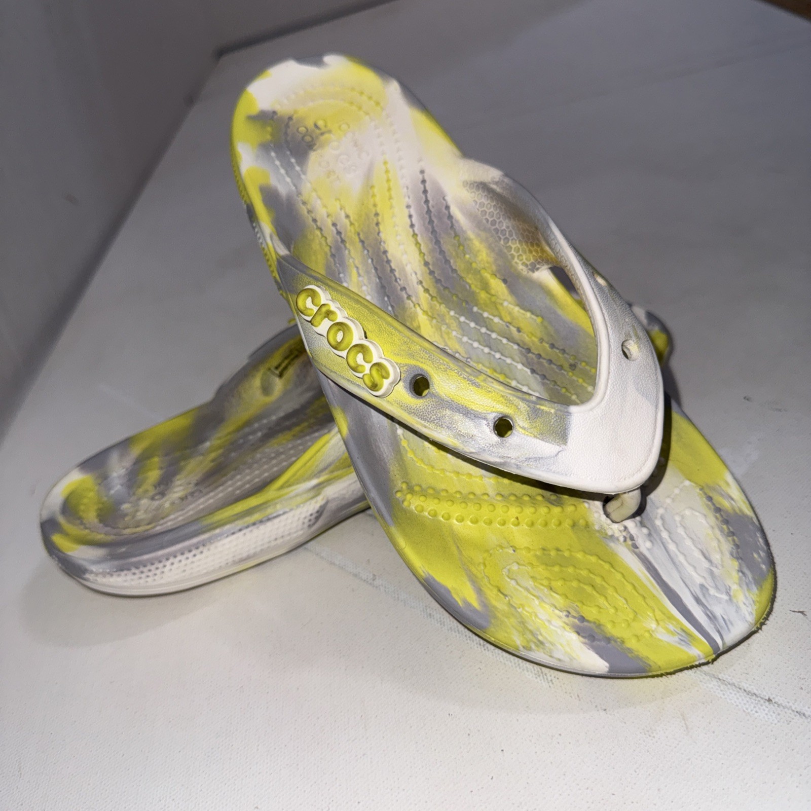 Crocs Classic Marbled Clog Yellow Grey Slip On Flip Flops Men’s 4 Women’s 6