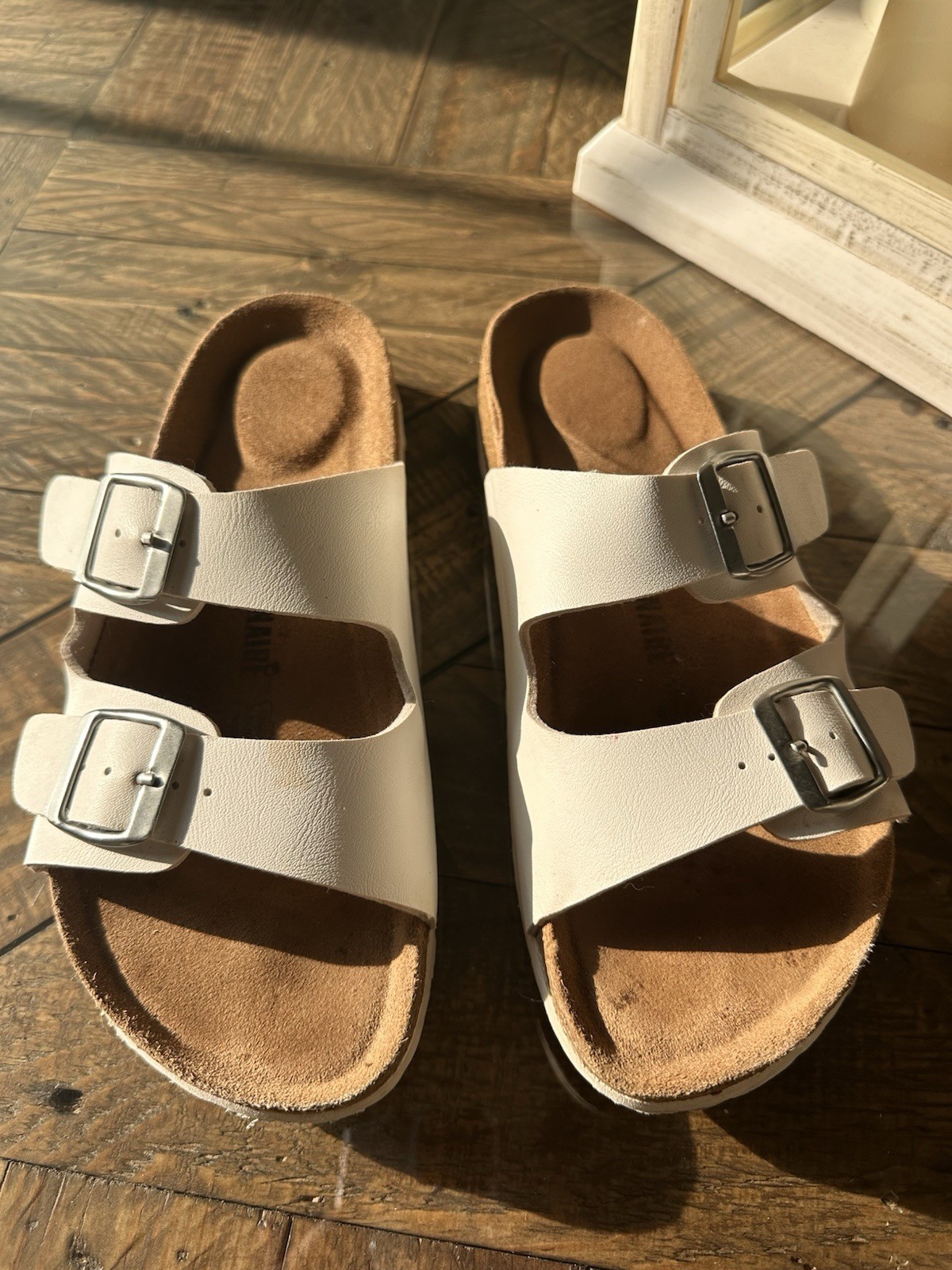 Cushionaire Women’s Sz 8.5 Lane Cork Footbed Two Strap White Sandals