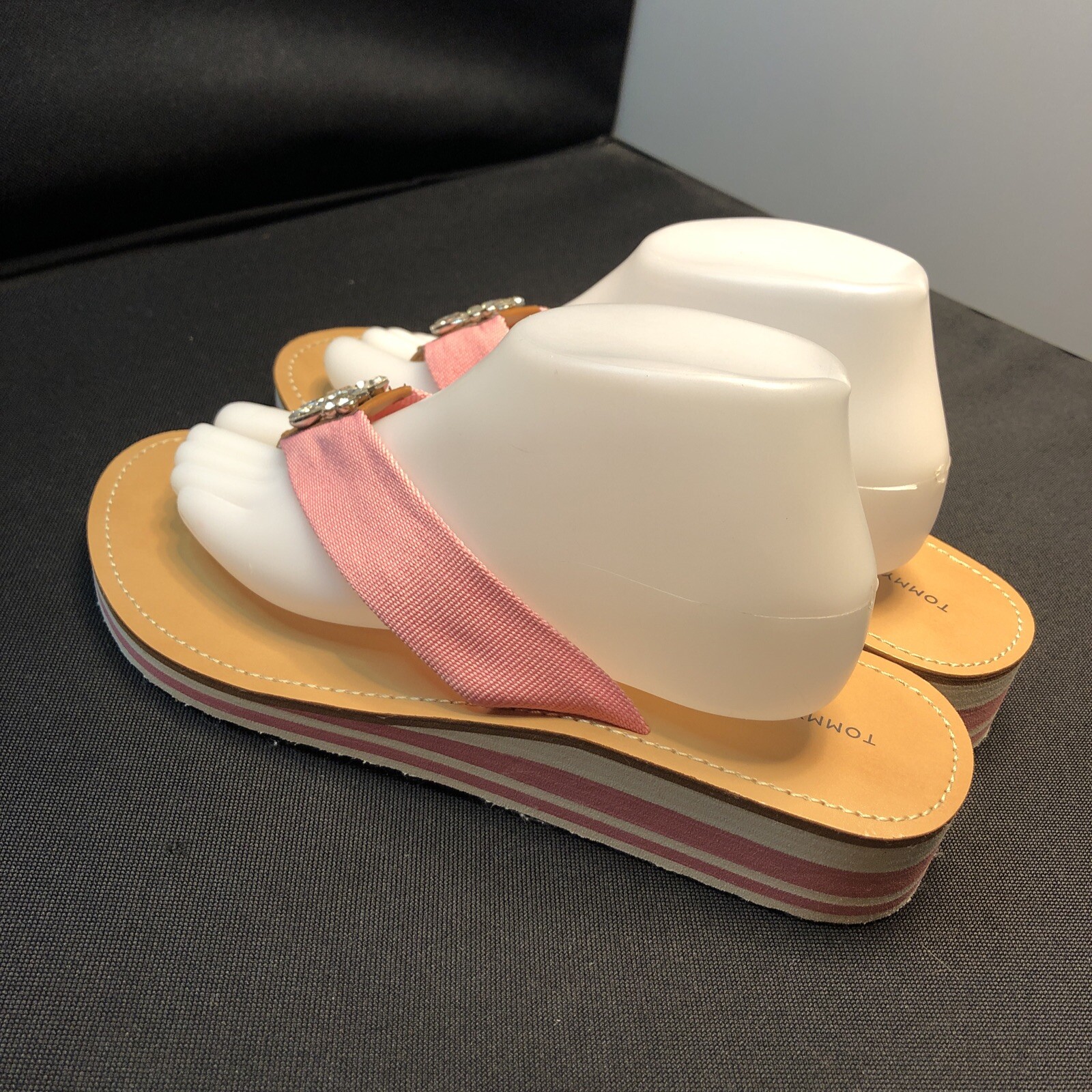 LN 10M TOMMY HILFIGER ROXANNE 1.25″ PINK SLIP ON THONG SANDALS SLIDES FLIP FLOPS
