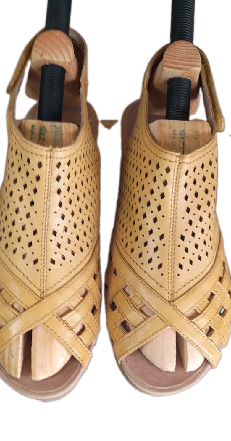 Earth Women’s Relief Pro Butter Yellow Leather Sandals Size 8Med NWOB Hook /Loop