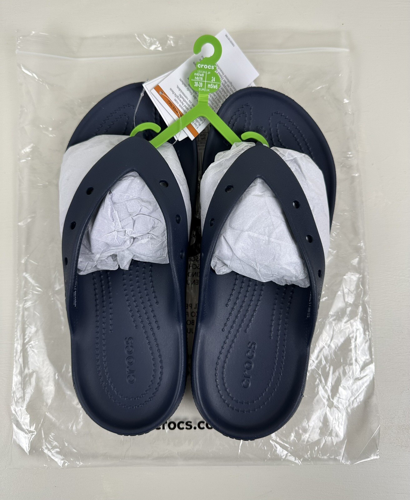 CROCS Classic Flip Flops Sandals Shoes Men’s Size 6/Women’s 8 Navy Blue NEW NWT
