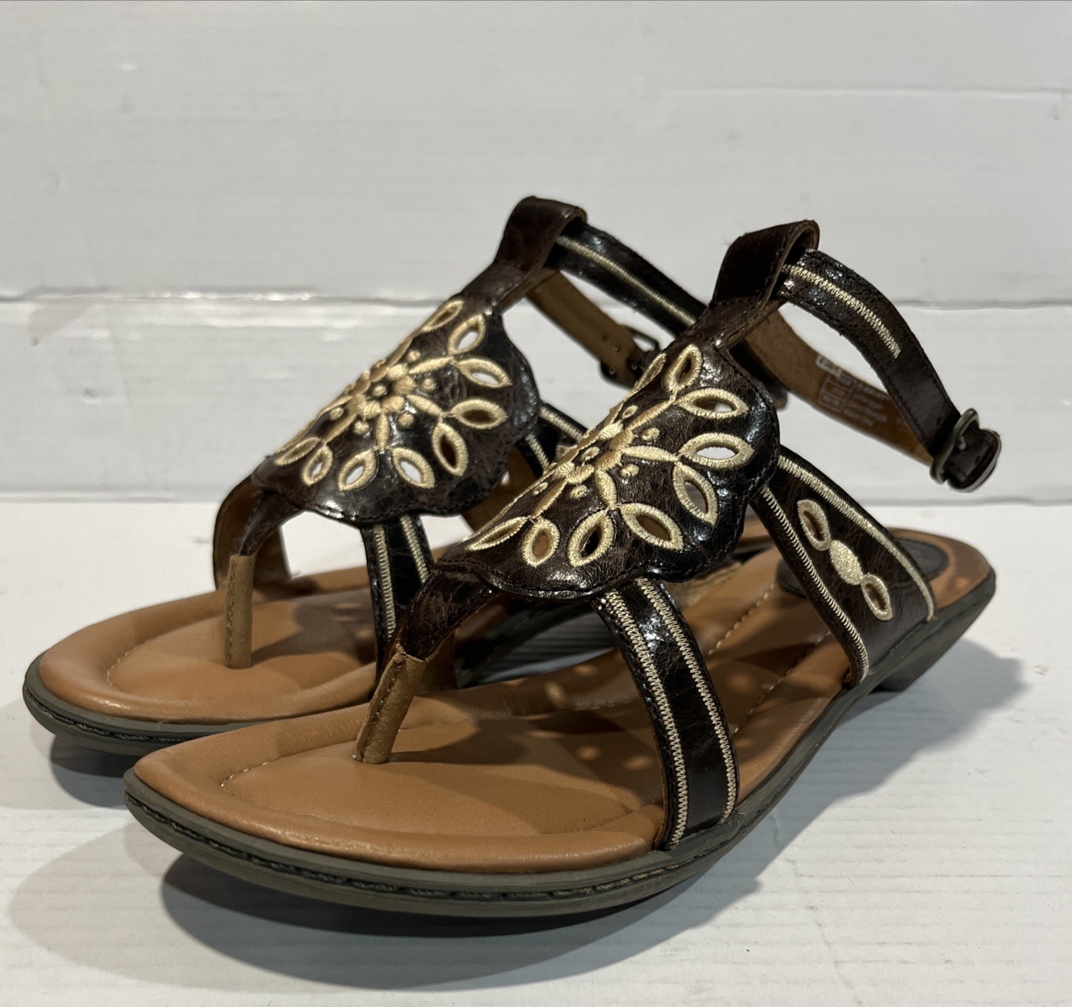 Ariat Mojave Thong Sandal Distressed Leather Cutout Embroidered Flower Brown 8.5