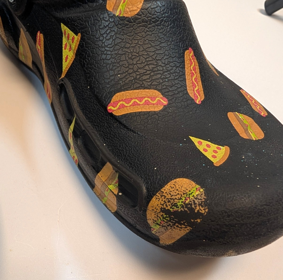Crocs Bistro Hamburger Hotdogs Pizza Rare Graphics Unisex Sz. Men’s 4 Women’s 6