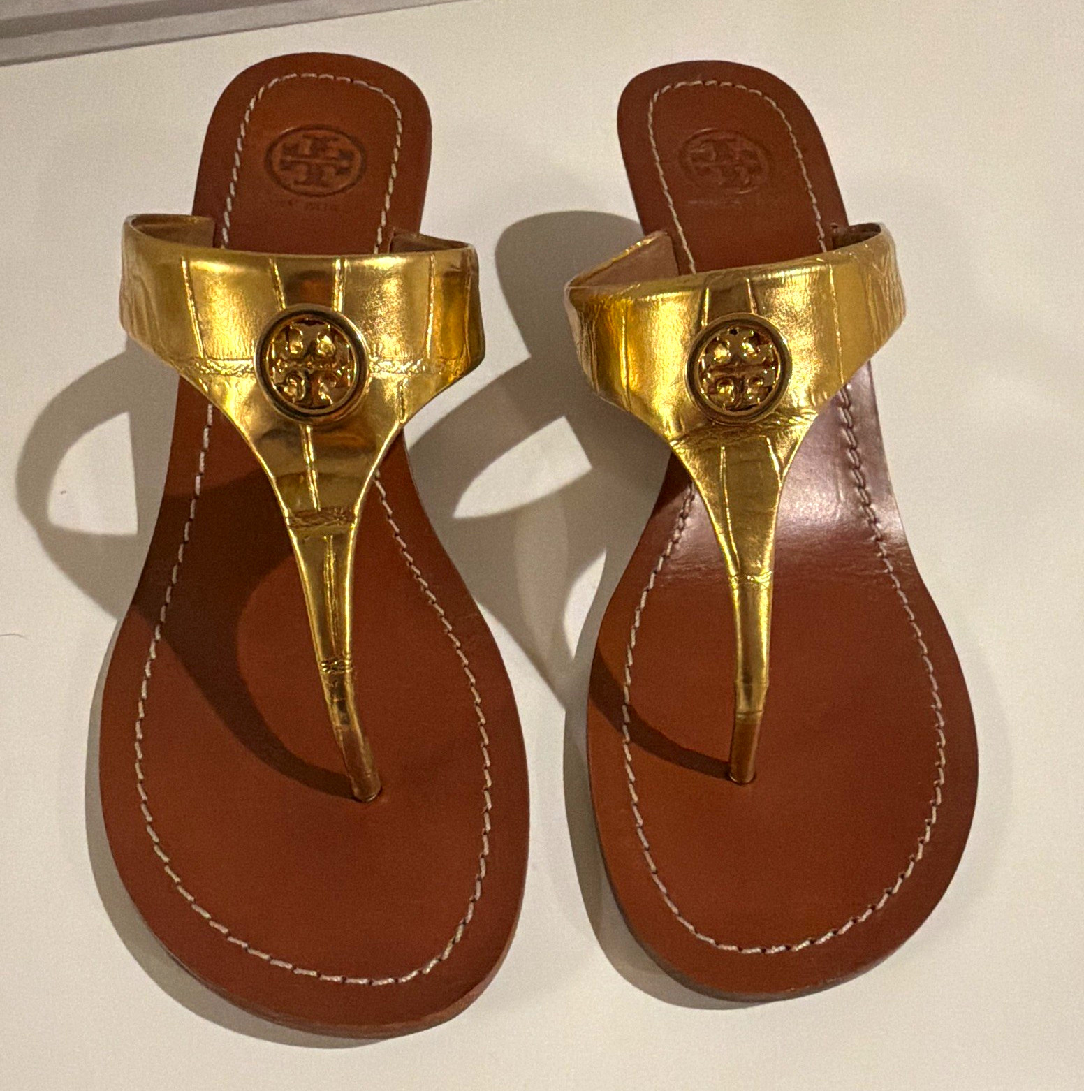 Tory Burch Women’s Size 8 Gold Patent Leather Thong Slip-On Wedge Sandals