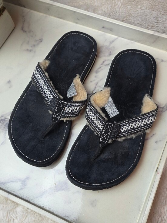 Ugg Women’s Size 7 Tasmina Black Shearling Lined Flip Flop Sandals