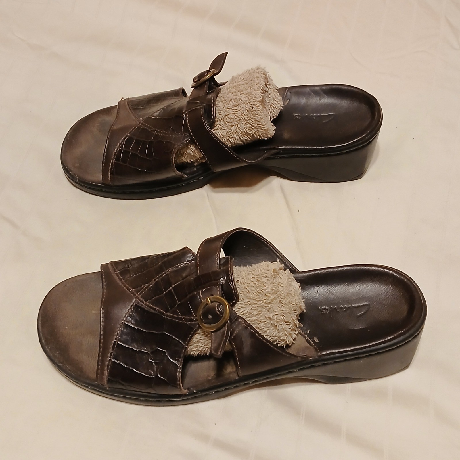 Clarks Women Dark Brown Faux Croc Wedge Sandals Comfort Fuzzy Lined Size Unknown