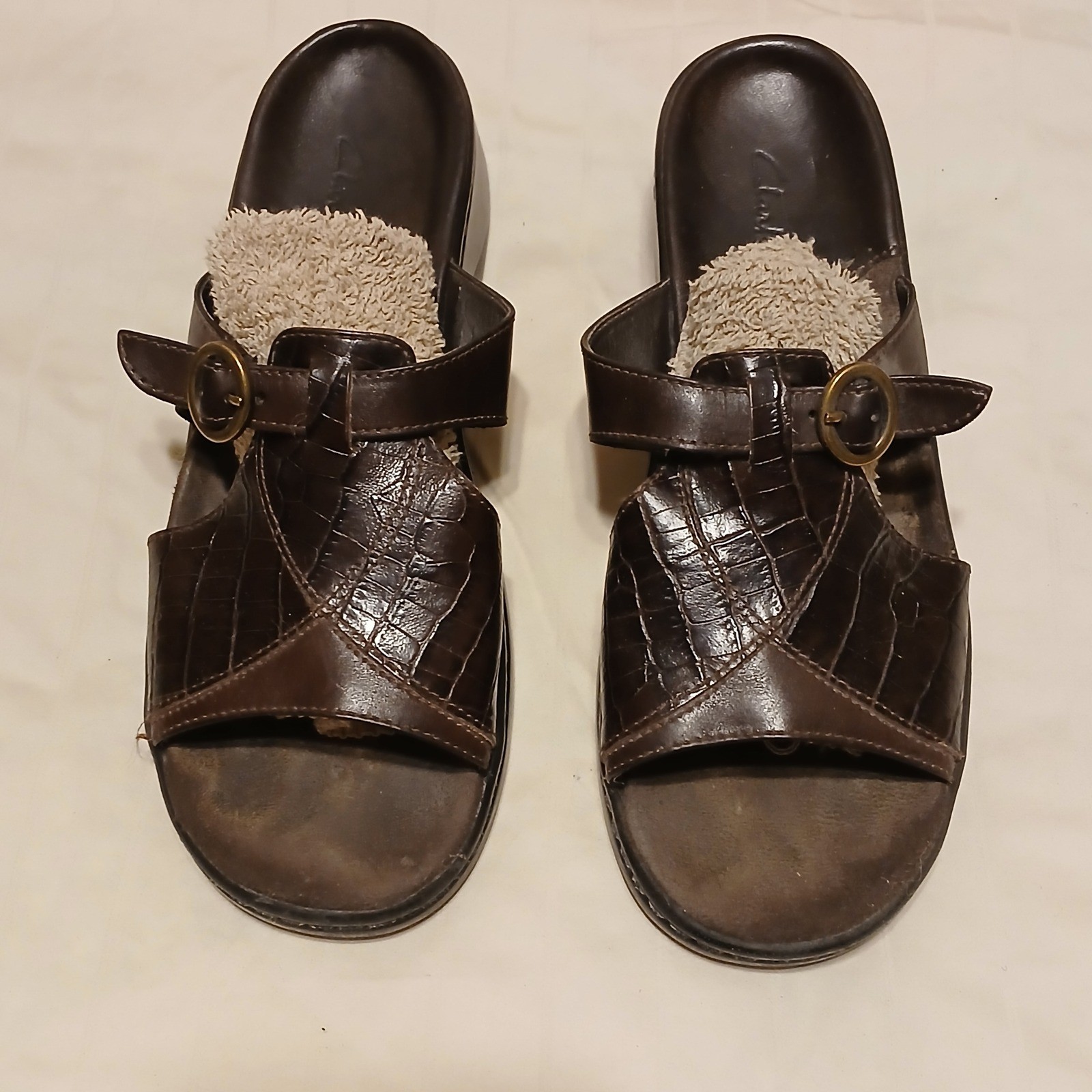 Clarks Women Dark Brown Faux Croc Wedge Sandals Comfort Fuzzy Lined Size Unknown