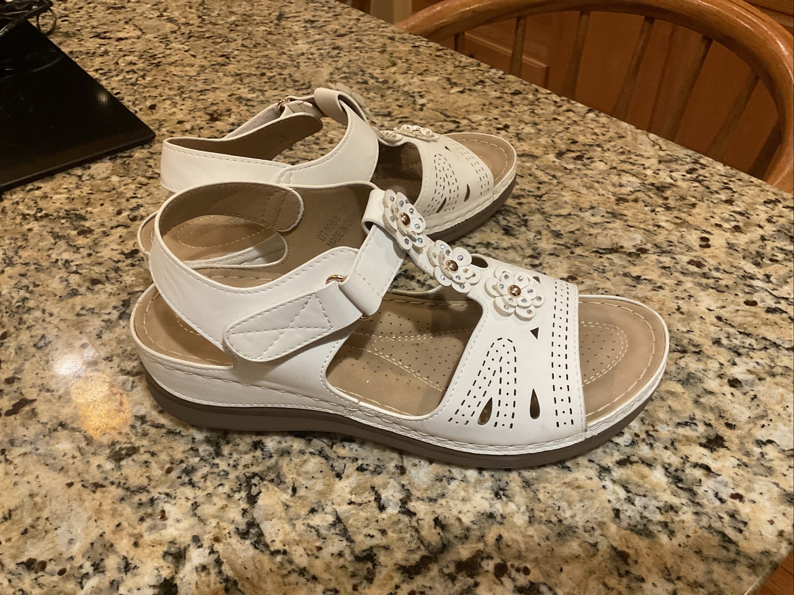 Shibever Women’s Size 8 Open-Toe White Sandals with Wedge and Ankle Strap
