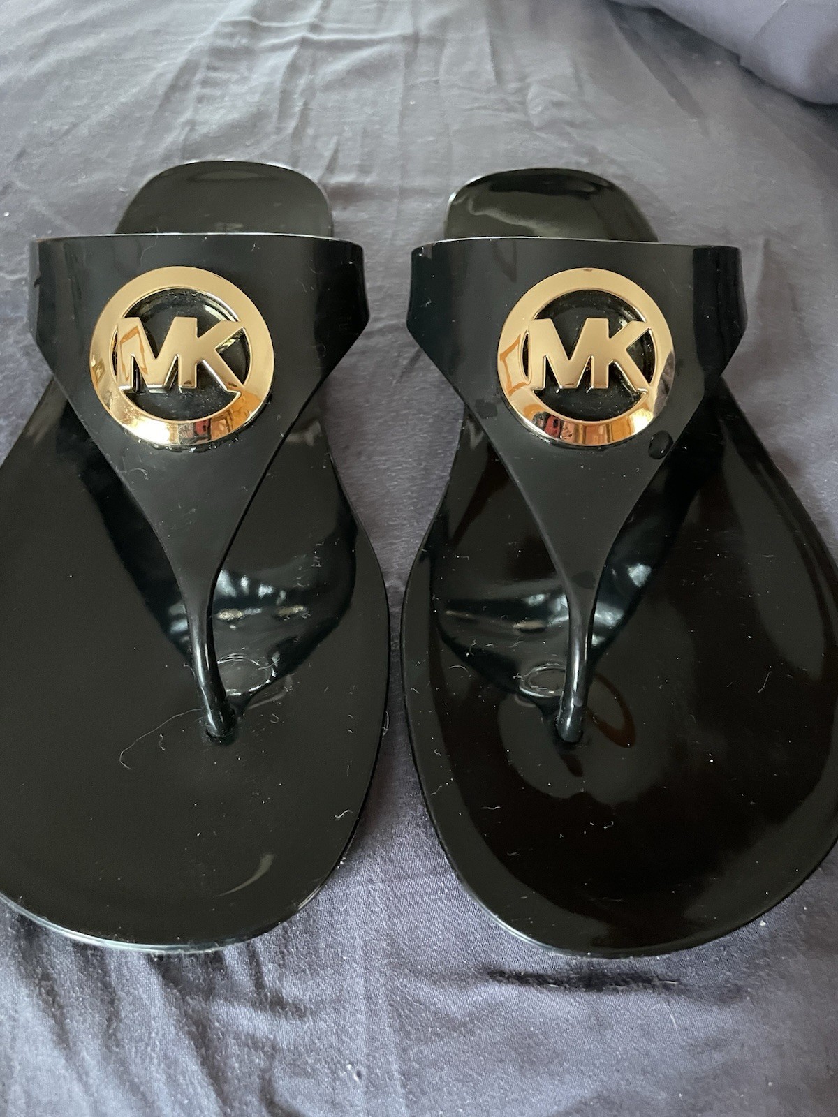 Michael Kors Women’s Lillie Jelly Thong Sandals, Size 9 M, Black/Gold