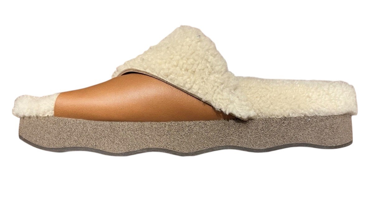 Chloé Wavy slides made of shearling with a brown leather logo patch 39