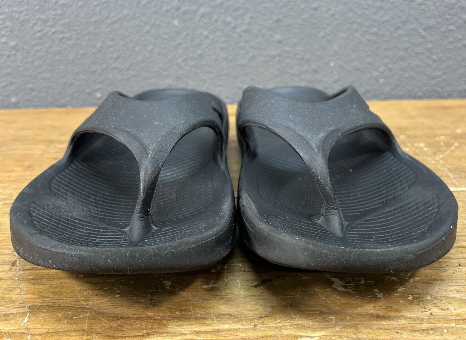 Oofos Men’s 12 Women’s 14 Oofos Original Sandals Flip Flops Black