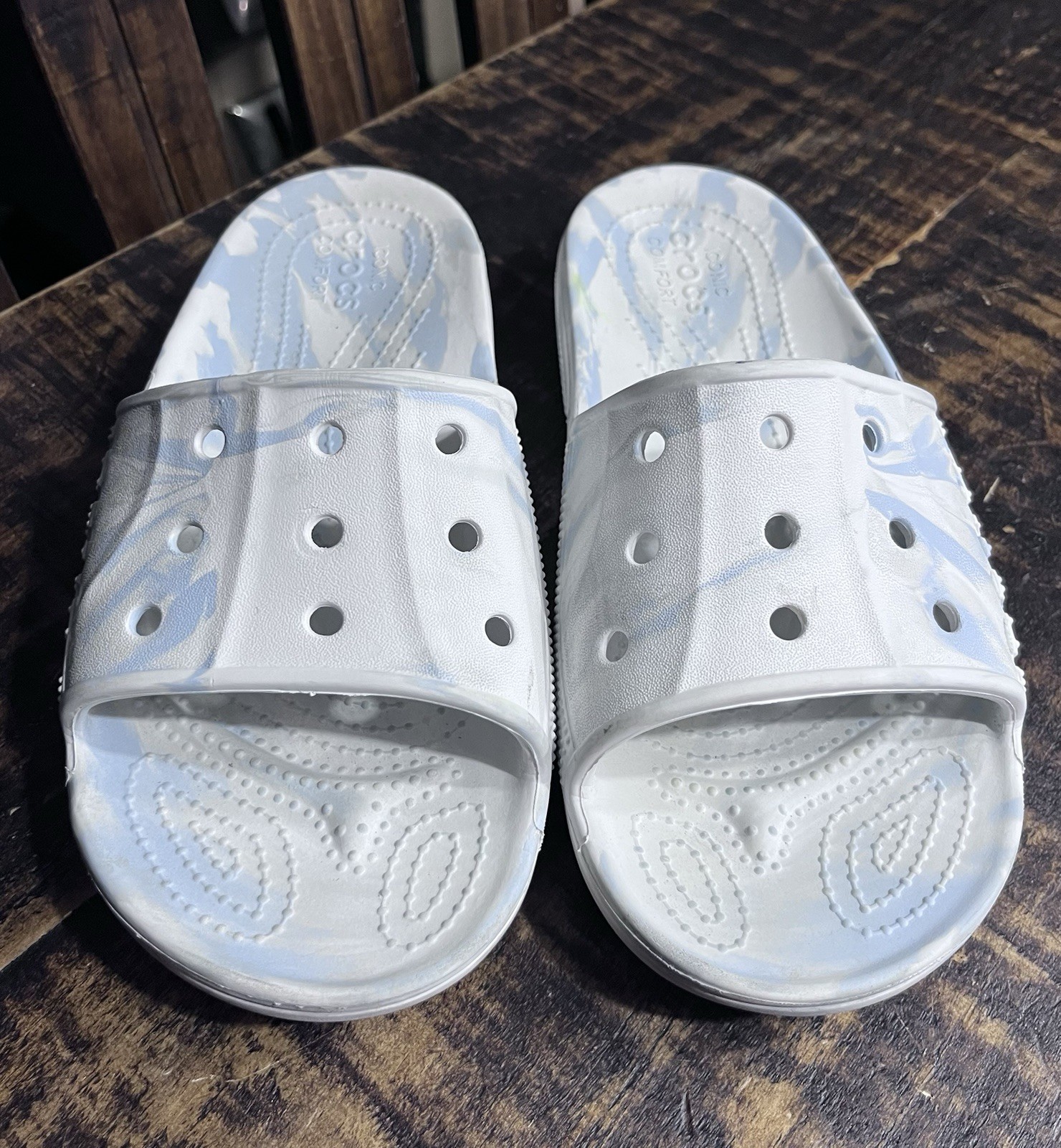 Crocs Slides Women’s Size 8 Blue White Marble Beach Summer Comfort Casual Travel