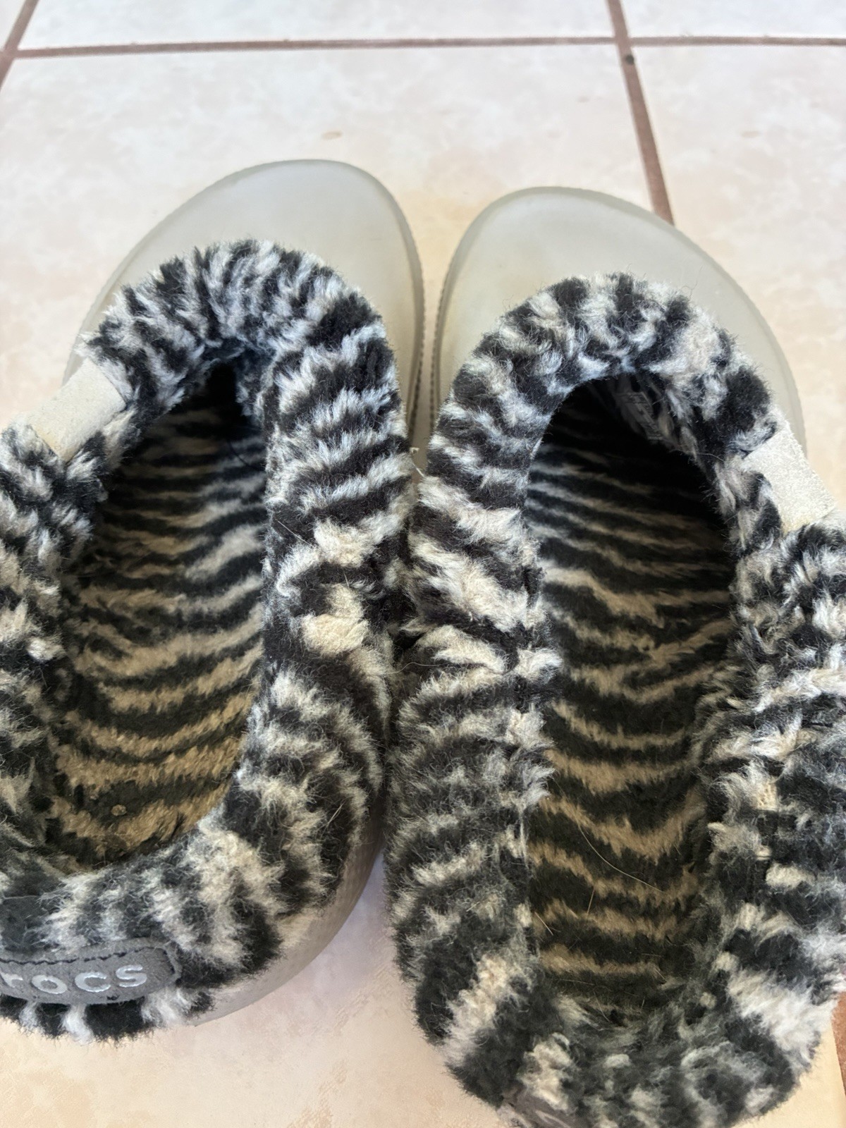 Crocs Light Grey With Striped Removable Lining Men 6/women 8