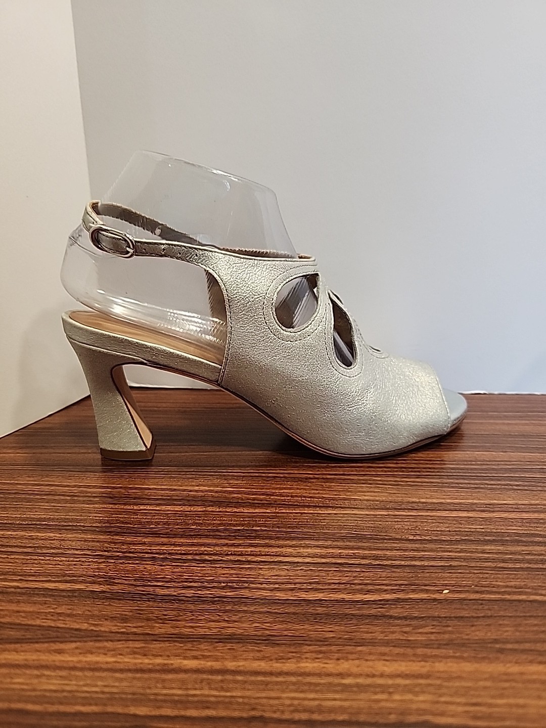 Woman’s Bernardo Nili Sz 7.5 Silver Vero Cuoio Leather Strappy Slingback Sandals